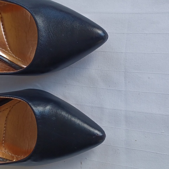 BCBGeneration "Cielo" Black Leather Pump- Sz. 7.5 - Picture 3 of 16